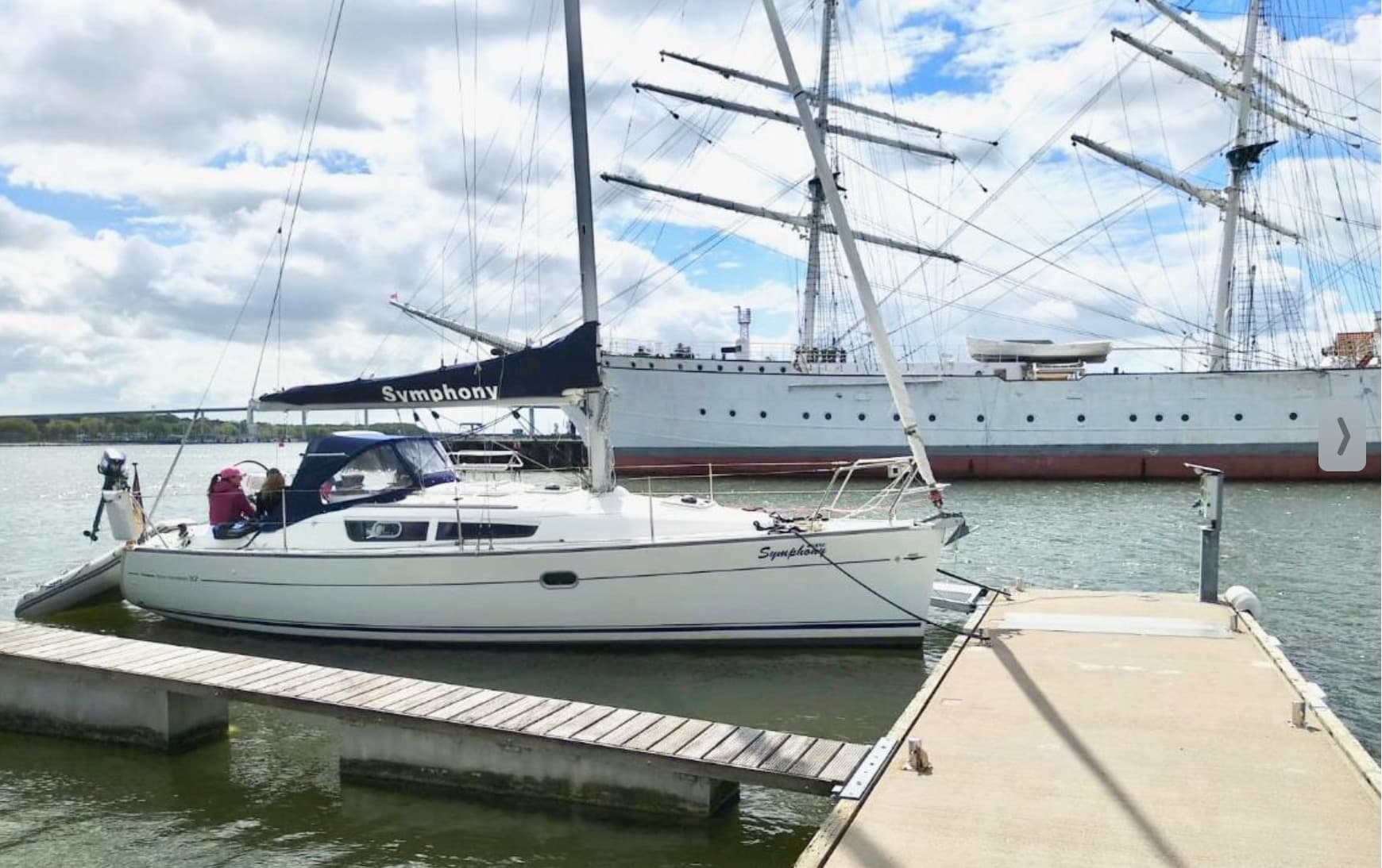 SY Symphony vor der Gorch Fock