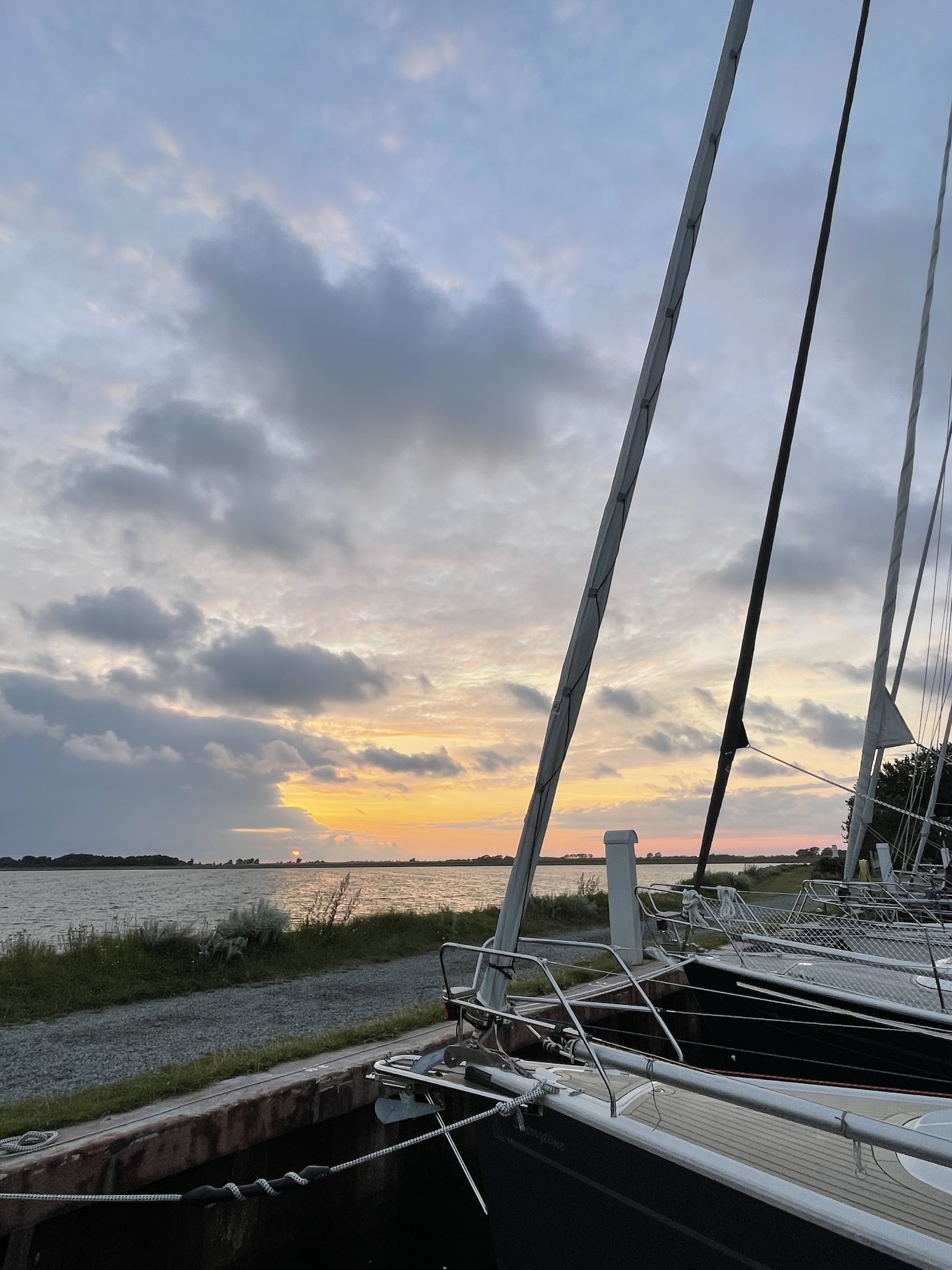 Dramatischer Sonnenuntergang mit Segel